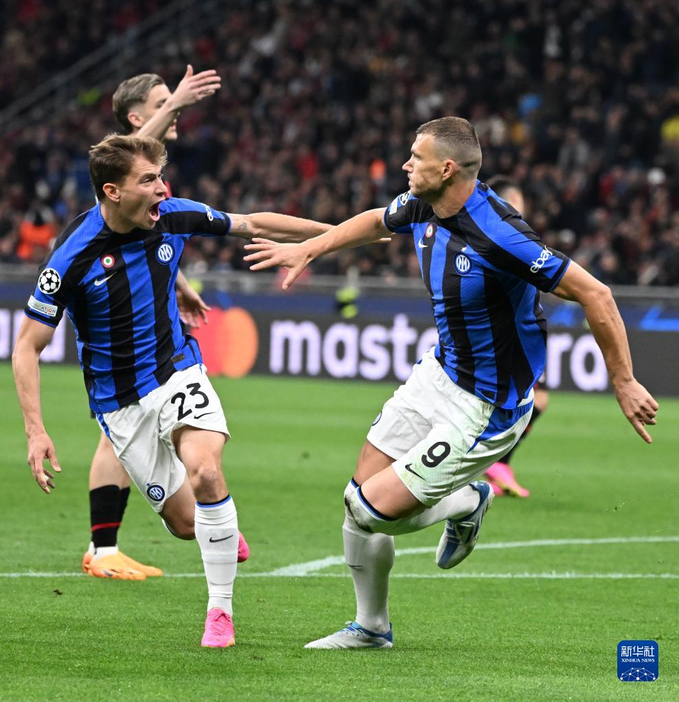 懂球帝海报：十载白巷，东方之光（懂球帝海报：白巷十年，东方耀辉）