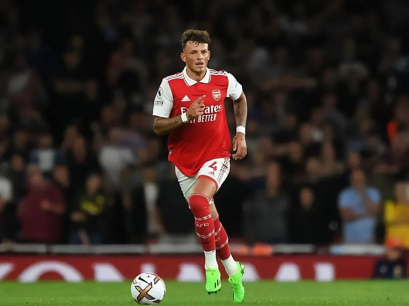 萨勒马克尔斯比赛里与裁判对峙，还被裁判踢了一脚（萨勒马克尔斯赛中与裁判对峙，竟被裁判踢了一脚）