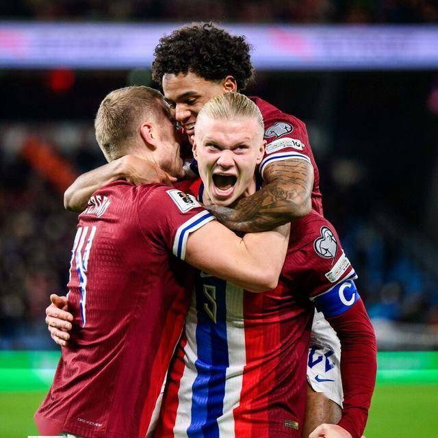 这大坏蛋！海港队庆祝夺冠时，蒋光太扒掉了古斯塔沃的裤子（海港夺冠庆典现搞笑一幕：蒋光太打趣拉下古斯塔沃的裤子）