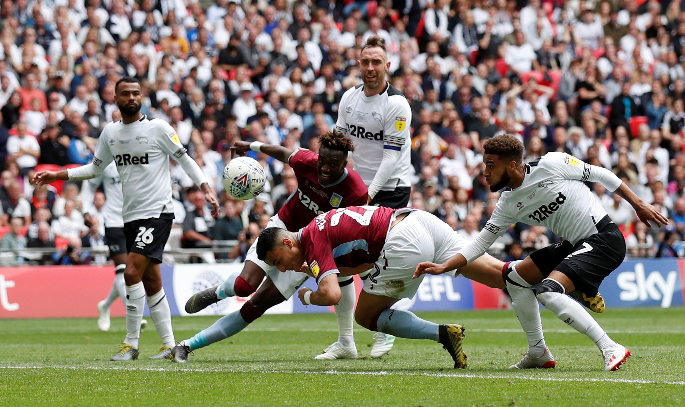 记者：申花今日奔赴天津，战津门虎应该会面临破密集防守难题（记者：申花今日启程赴津，迎战津门虎或将遭遇密集防守考验）