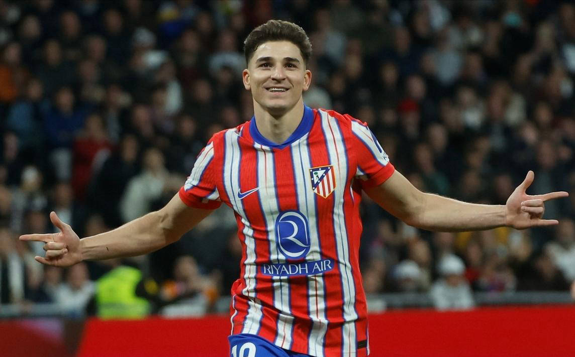 前锋远射破门，全场欢呼（前锋一脚远射破网，全场沸腾）