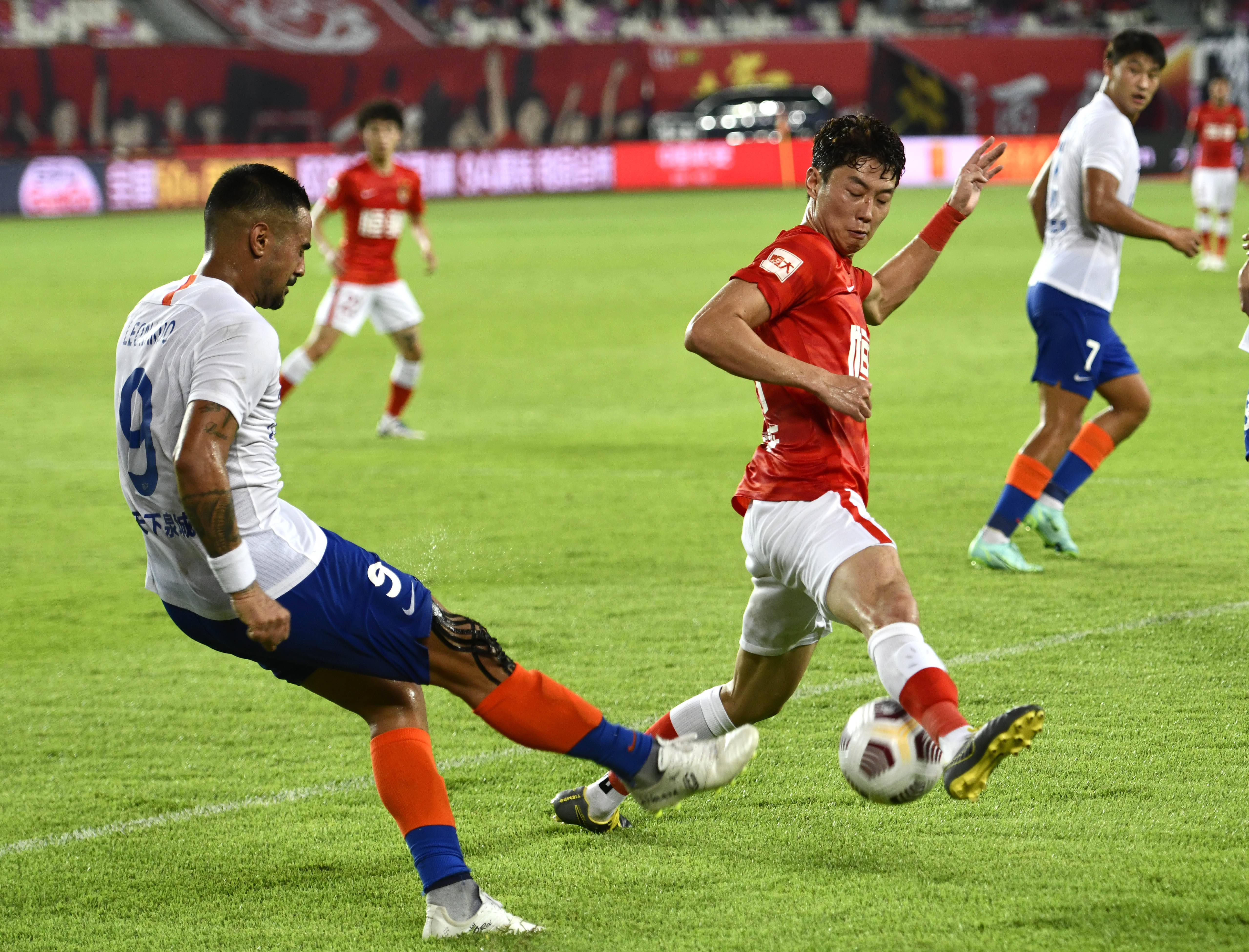 东契奇+詹姆斯+里夫斯，三巨头的阵容，到底能否争冠？（东契奇联手詹姆斯与里夫斯，三巨头能否问鼎总冠军？）